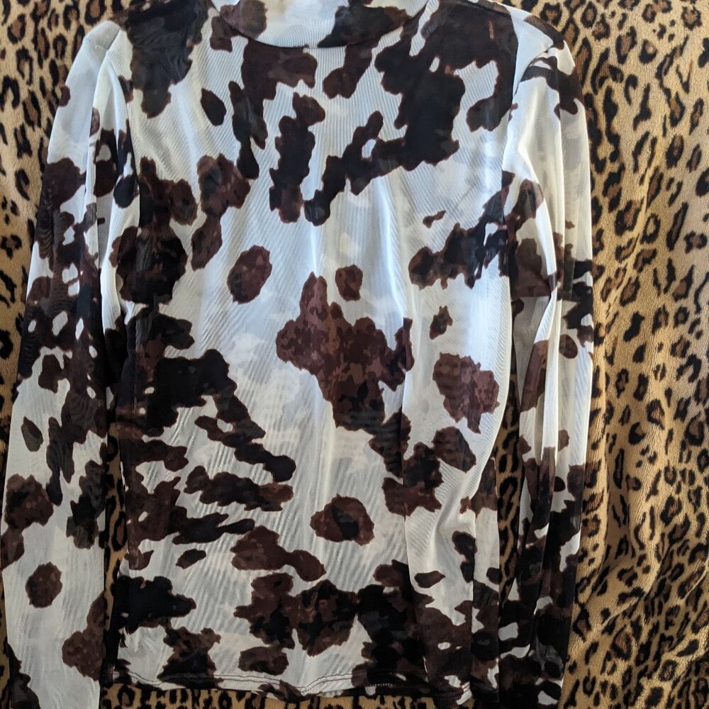 Xs willow in root like new condition cow print layering top